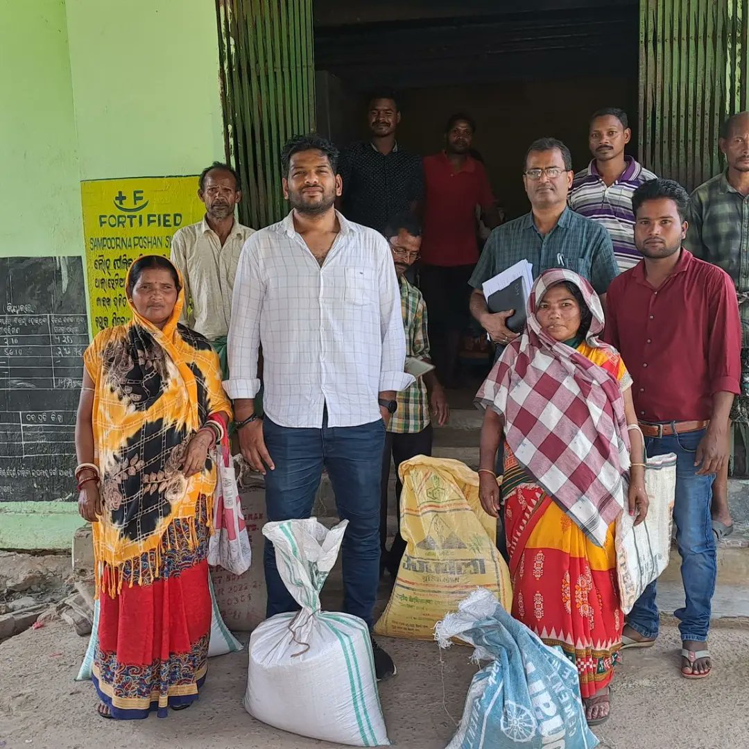 Food_Odisha's tweet photo. Distribution of fortified rice under #NFSA and #SFSS to beneficiaries at Dimirikuda, Laimura, Jharmunda and Jharagogua Gram Panchayats was supervised by Deogarh District Food Supplies officials. #FoodSecurity
@CMO_Odisha @AtanuMLA https://t.co/Psr1dhTHWI