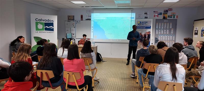 CalvadosDep's tweet photo. Dernier jour d’Inter’Act Tour au collège Jean Vilar à Noues de Sienne :
💬 Témoignages de réfugiés
🍴 Repas afghan
👀 Visite virtuelle d’un camp de réfugié
📸 Exposition
✍ Atelier écriture
#InterAct2023 #Aveclesréfugiés #Calvados | @UNHCRfrance | @PrixBayeux https://t.co/cXUKX8EUXb