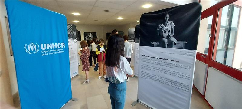 CalvadosDep's tweet photo. Dernier jour d’Inter’Act Tour au collège Jean Vilar à Noues de Sienne :
💬 Témoignages de réfugiés
🍴 Repas afghan
👀 Visite virtuelle d’un camp de réfugié
📸 Exposition
✍ Atelier écriture
#InterAct2023 #Aveclesréfugiés #Calvados | @UNHCRfrance | @PrixBayeux https://t.co/cXUKX8EUXb