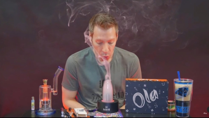 Heybar_devices's tweet photo. Explore the allure of Heybar OLA! This e-cigarette is not just a way to smoke;Its elegant design and portability allow me to stay stylish on any occasion. Thanks for video created by influencer @gostonerlife ,❤️watch more by link:https://t.co/TgUJpv0lD2
#OLAStyle https://t.co/GpQKG1RmAy