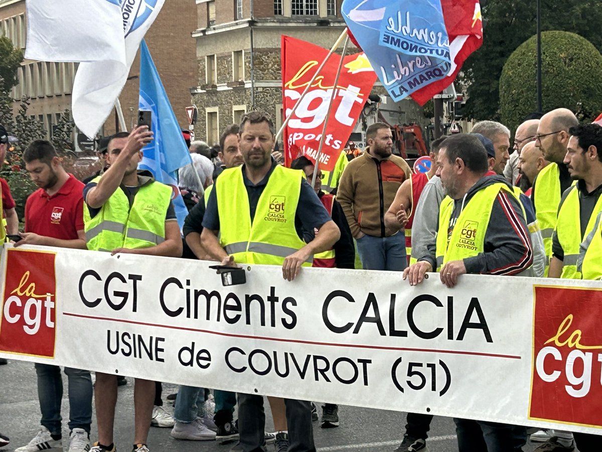 smith51_a's tweet photo. 🔴 Honoré de remettre un chèque de la @cgt_tefp (#Cgt du Ministère du travail) en soutien à la caisse de solidarité des travailleurs de #Calcia à #Couvrot (#Marne) en #Greve depuis plus d’un mois pour défendre notamment leurs conditions de travail ✊
#greve13octobre https://t.co/h01YTlkxwf