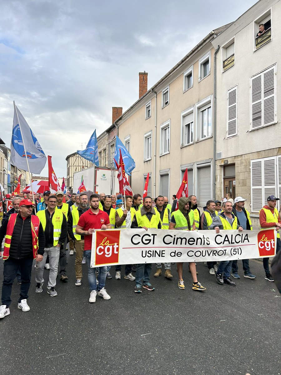smith51_a's tweet photo. 🔴 Honoré de remettre un chèque de la @cgt_tefp (#Cgt du Ministère du travail) en soutien à la caisse de solidarité des travailleurs de #Calcia à #Couvrot (#Marne) en #Greve depuis plus d’un mois pour défendre notamment leurs conditions de travail ✊
#greve13octobre https://t.co/h01YTlkxwf