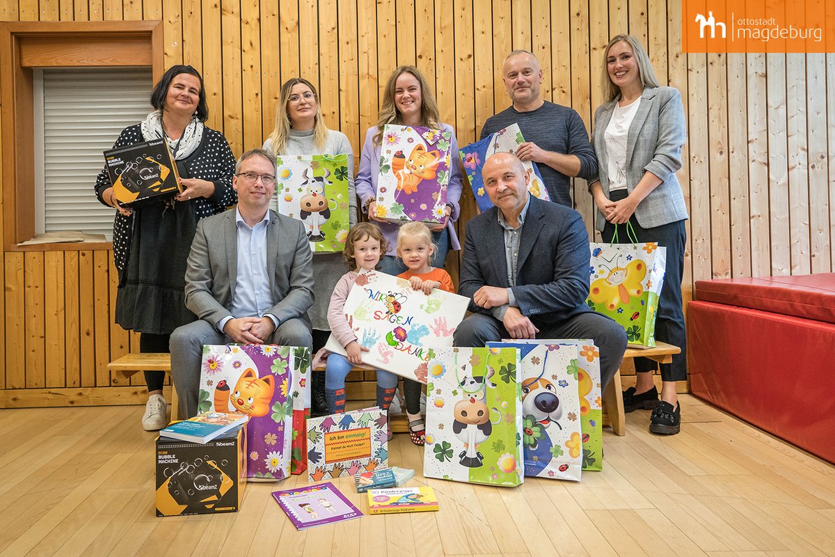 Ottostadt's tweet photo. Tobias Dietze von der Firma #DIEPA überreichte gestern Spenden für die #KitaSozialarbeit in #Magdeburg an die Kita „Kinderland“ stellv. für alle 18 Standorte. Der Sozialbeigeordnete Dr. Gottschalk nahm sie dankend entgegen.
👉https://t.co/ODussUz0it
📷 LH MD, Vincent Gulatz https://t.co/WWSVN5pPiZ