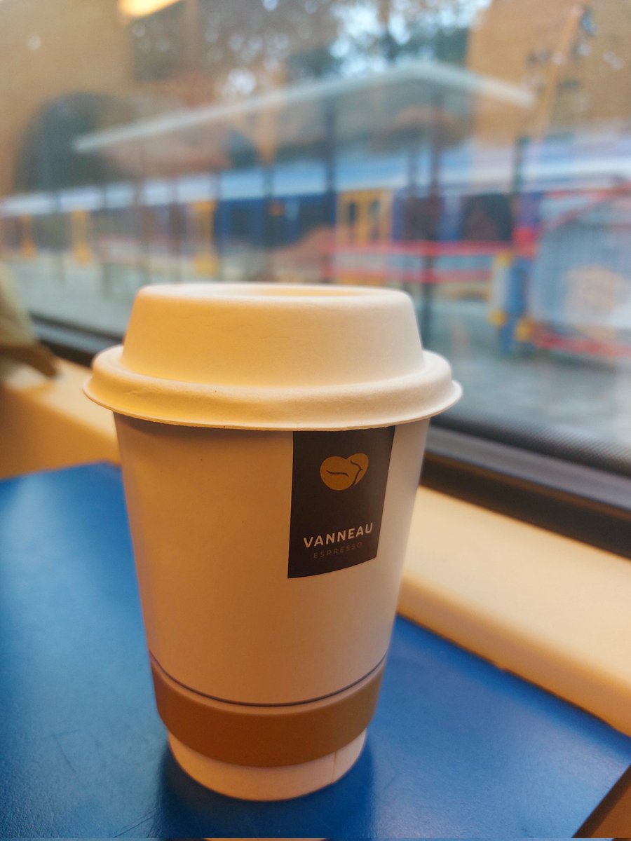 CBacola's tweet photo. Dat je koffie drinkt op station Ermelo bij Vanneau, vervolgens in de trein stapt en erachter komt dat je de verkeerde kant op gaat. Trein terug en dan staan ze gewoon met koffie voor je klaar op het perron 😁👍
Toppers die jongens van #vanneau 
#Ermelo
#koffie https://t.co/GgQz5NMMtL
