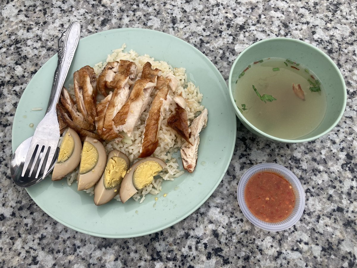 tooshiinu's tweet photo. <<インドネシア駐在記🇮🇩>>
久々の投稿！

今日の夕食はチキンライス！

日本だとチキンライスっていうとケチャップライスを想像しますが、インドネシアではこれなんです〜 https://t.co/UC52MicLMi