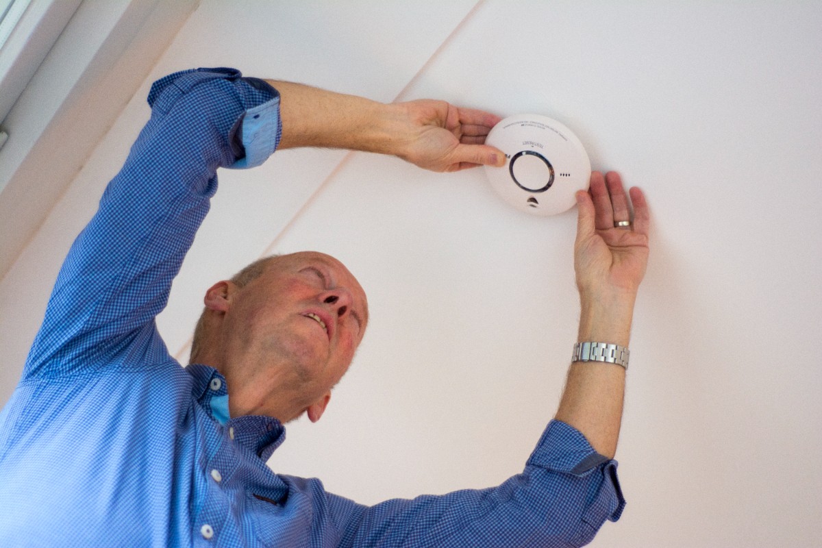 Koop rookmelders! Een rookmelder voorkomt geen brand, maar waarschuwt je wel heel snel bij een brand. Zo kun je snel vluchten en de brandweer bellen.

Koop jouw #rookmelders online of bij de bouwmarkt of elektronicawinkel.

brandweer.nl/rookmelders