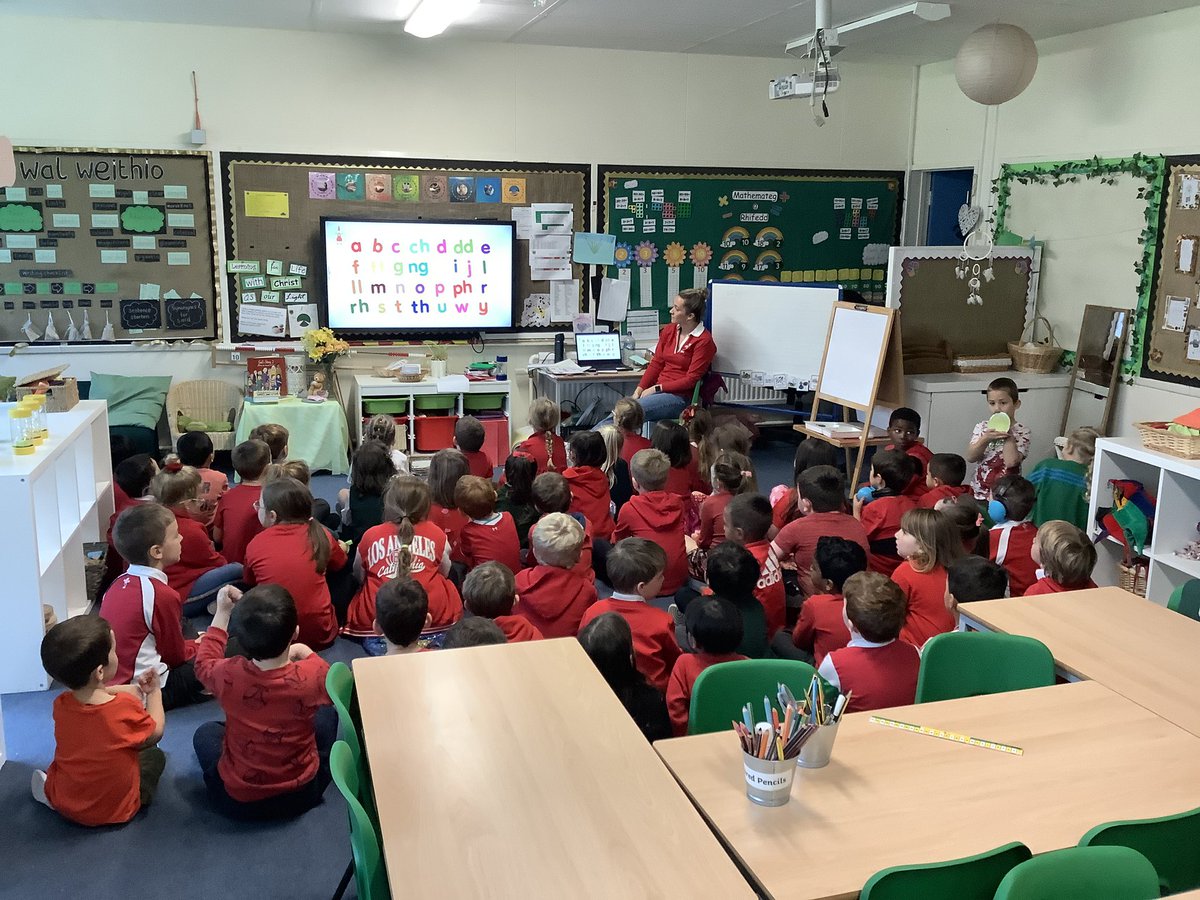 StMarysRCSch's tweet photo. Dosbarth Nico and Dosbarth Colibryn have had a great literacy lesson this morning with lots of singing and learning the Welsh alphabet #SMRFamily #ShwmaeDay #BoreDa https://t.co/H8FQPMB3q7