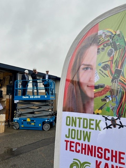 TECHNIEKFESTIVAL | Op donderdag 12 oktober hebben 550 leerlingen van groep 8  deelgenomen aan het Techniekfestival HW. Vanuit Sterk techniekonderwijs heeft het Actief College in samenwerking met 21 lokale bedrijven en KEM communicatie het festival georganiseerd.