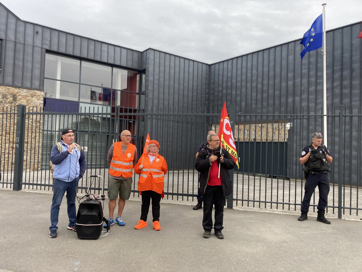 Rassemblement devant la sous préfecture de St Malo pour faire entendre la voix des travailleuses et travailleurs en intersyndicale avec ⁦<a href="/CfdtBretagne/">CFDT Bretagne</a>⁩ pour l’augmentation des #salaires l’égalité Femme Homme et contre l’austérité #13octobre