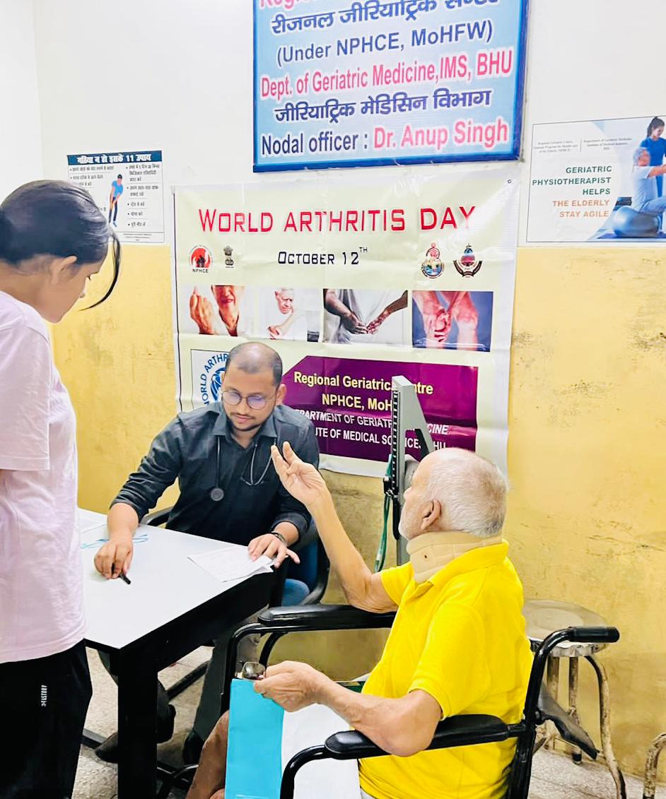 #CommunityOutreach 
An awareness program in the OPD of #BHU, & Physiotherapy camp at the old age home at Bhelupur were organized on #WorldArthritisDay (12.10.2023). Elderly persons were provided consultation, medicines and other useful information during the camp. 
@VCofficeBHU