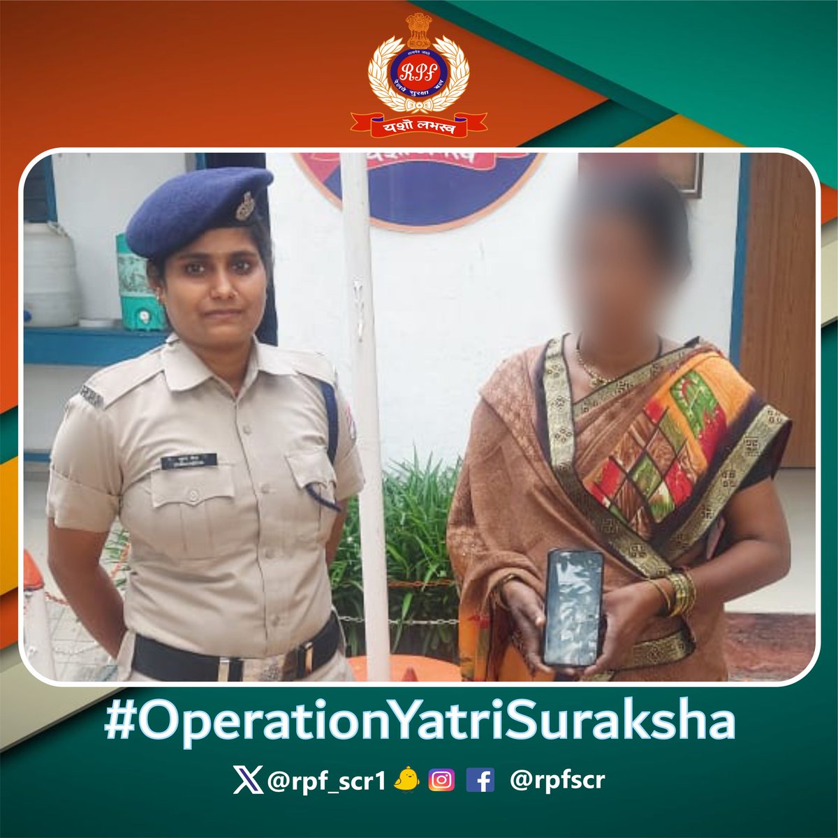 rpf_scr1's tweet photo. Being the #FirstResponder, #RPF escorting party of Train No. 17649 apprehended 01 with recovery of stolen mobile. Handed over to #GRP for further action. #OperationYatriSuraksha.

@RPF_INDIA @SCRailwayIndia @RailMinIndia @rpfscr_sc @rpfpcprli1 https://t.co/pt7qYOxpeR