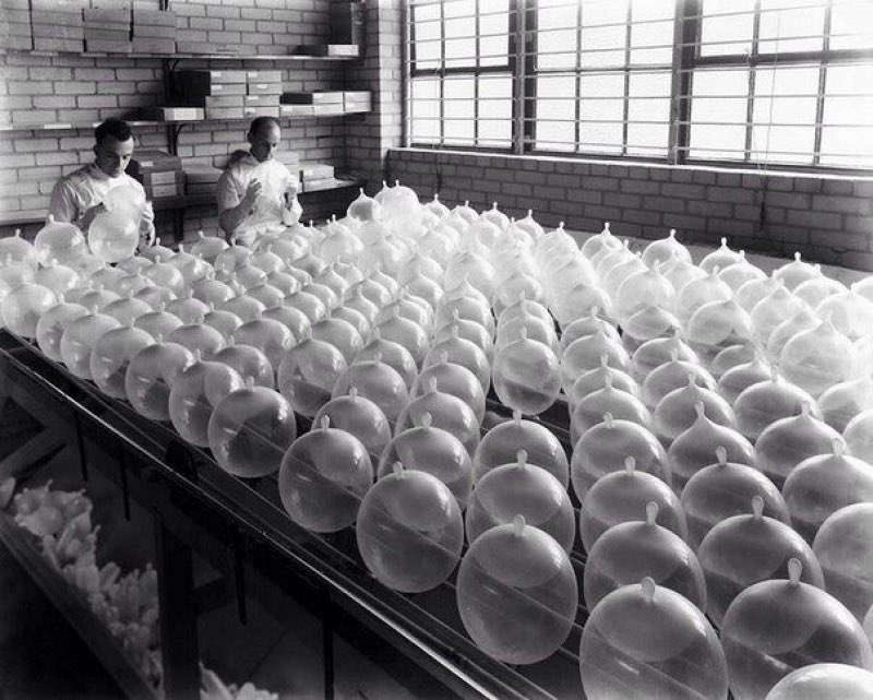historyinmemes's tweet photo. Condom testing, 1935 https://t.co/UwB22i7bZd