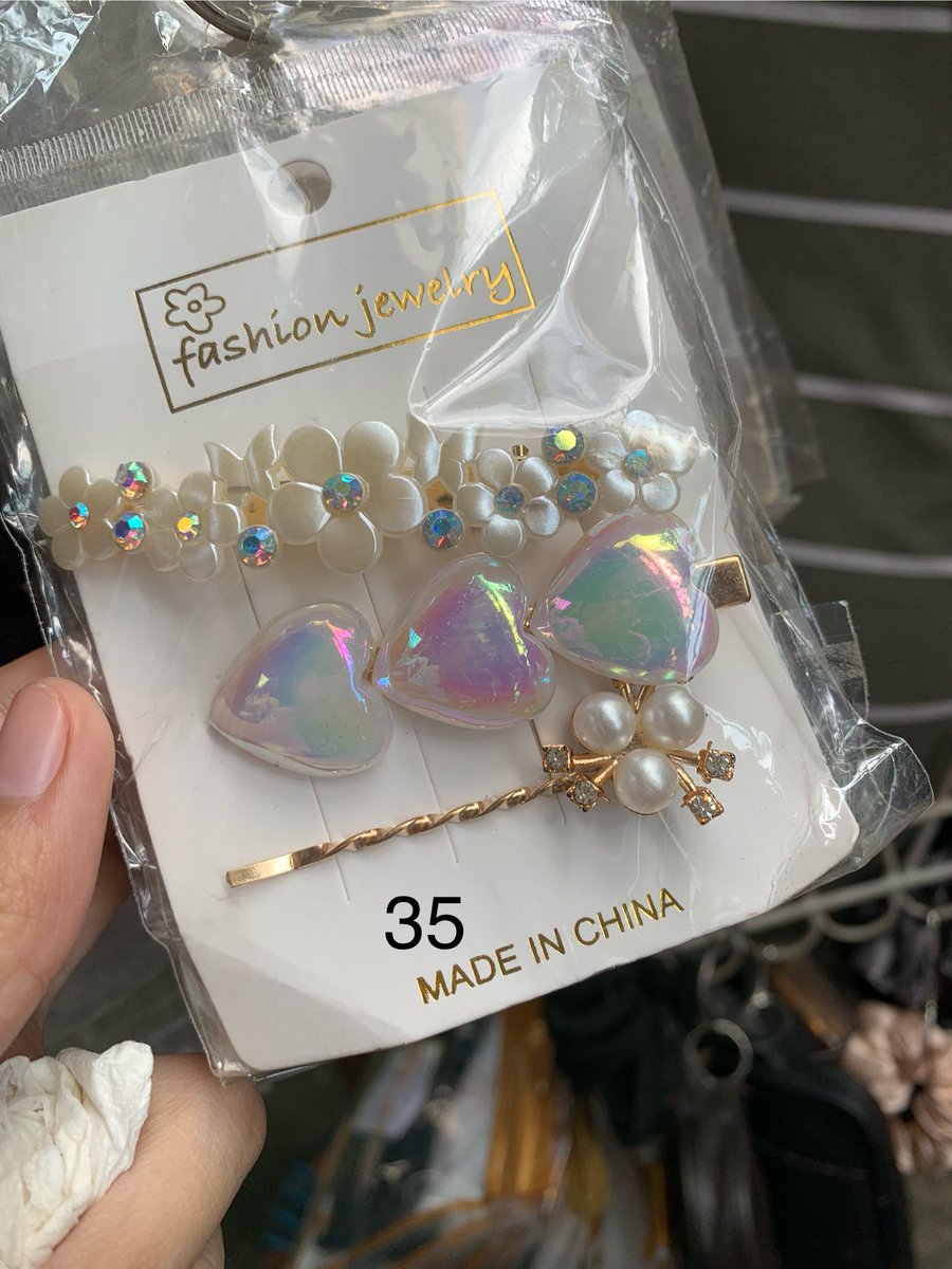 bhellahaulz's tweet photo. hello ! eto na po yung mga paninda ni tatay , anjan na rin po yung prices ^^ kindly check this thread po for more available items. will prio who will take more since sobrang limited stock lang yung meron ea deign ng mga clips napansin ko na halos 5 pcs lang available ganon 🥹 https://t.co/dcNeACvWfy