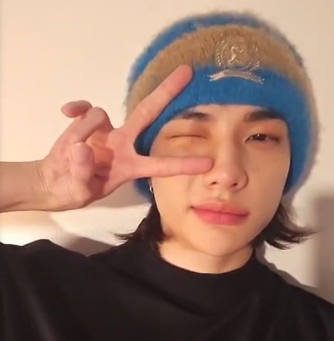 hyunjinpost's tweet photo. 😉✌🏻 https://t.co/rBnM1RC65B