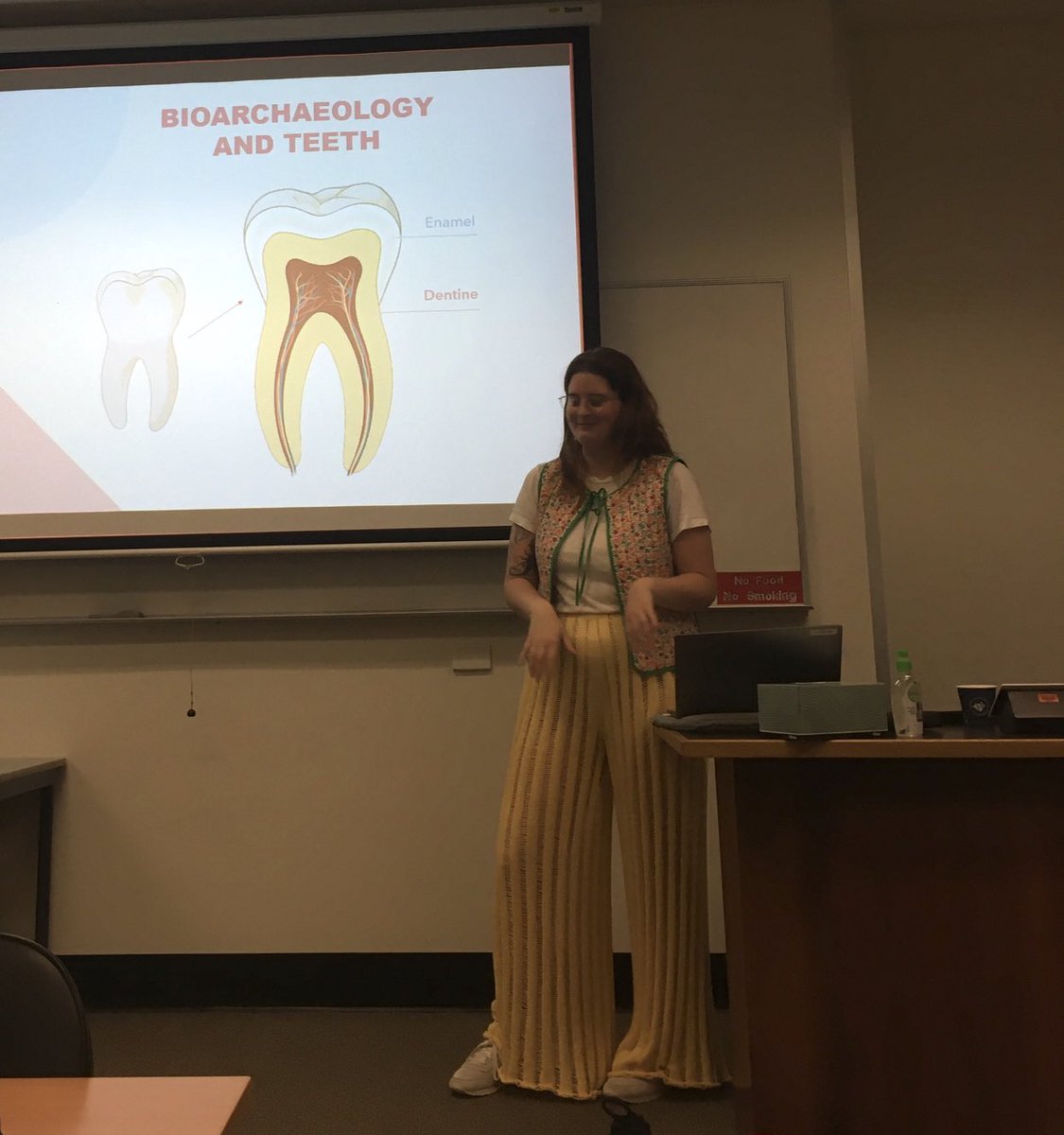 Congratulations ⁦@emma_sudron⁩ for both passing your thesis prospectus defense & for stellar #SciComm fashion! Emma knitted her own tooth root pants while prepping a solid talk about i#bioarchaeology research with #teeth!  ⁦@GU_SocialCultur⁩ & ⁦@ARCHE_Griffith⁩