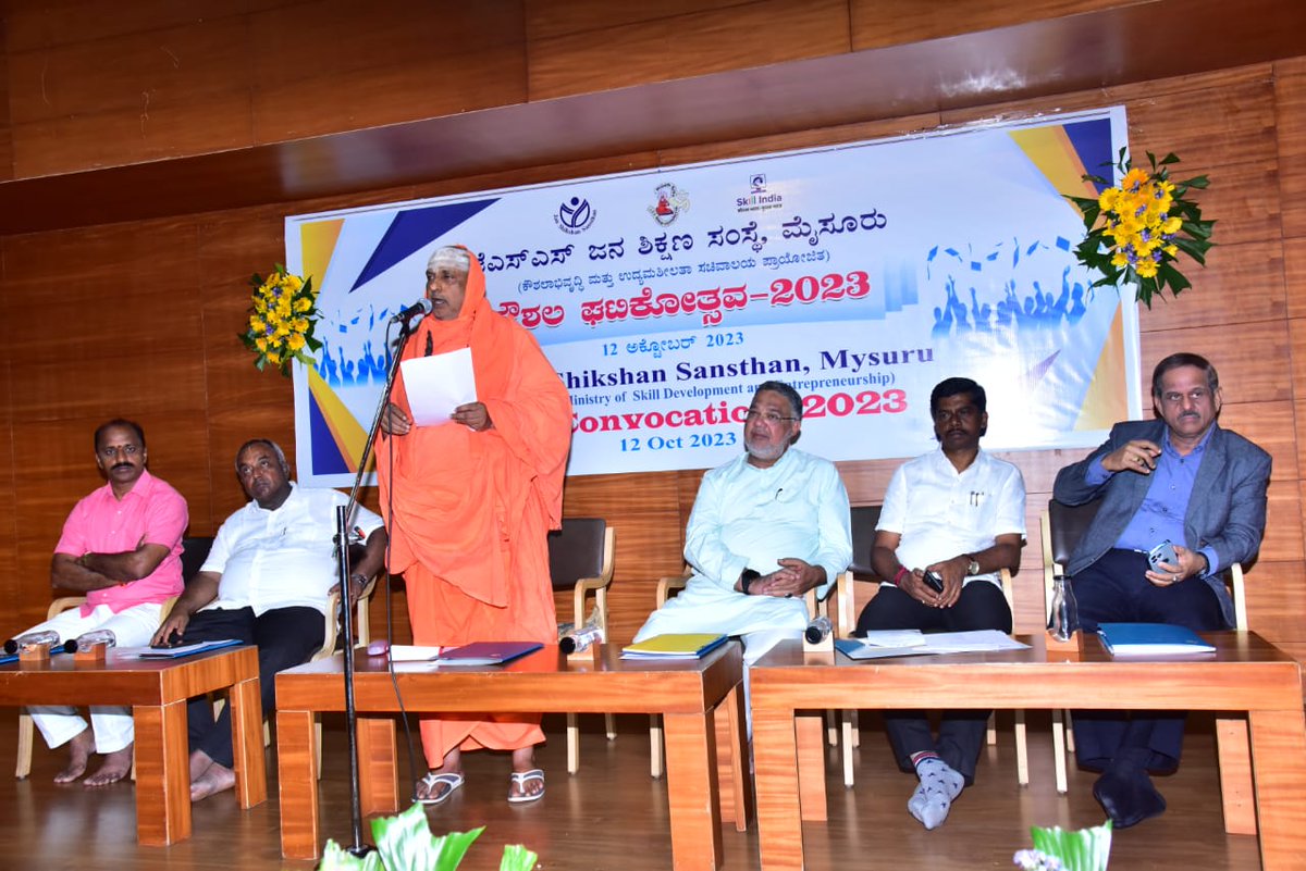 mahavidyapeetha's tweet photo. Skill Convocation 2023 programme of JSS Jan Shikshan Sansthan was held on 12th Oct 2023 at Sri Rajendra Auditorium, Mysore in the divine presence of HH Mahaswamiji. Sri T S Srivatsa, MLA was the Chief Guest. Sri Tanveer Sait, MLA and former minister distributed the certificates. https://t.co/sFJbb9m7wd