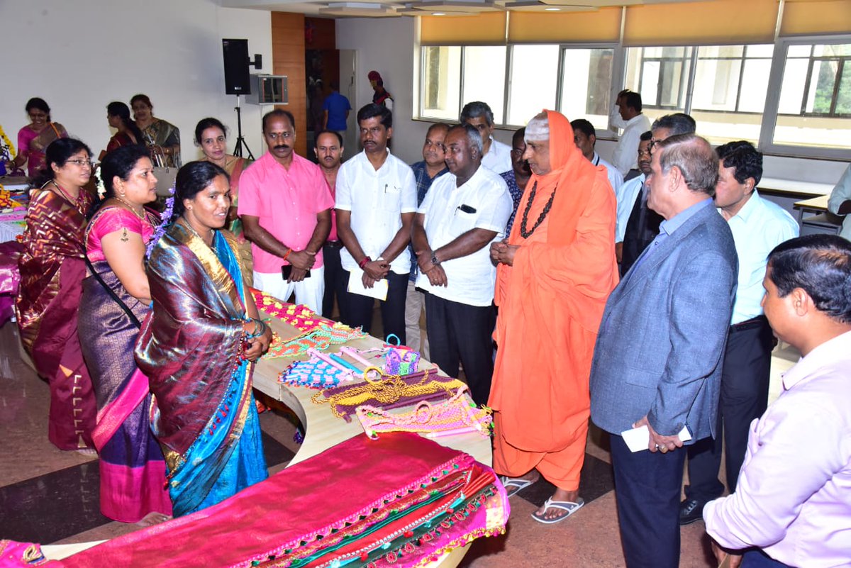 mahavidyapeetha's tweet photo. Skill Convocation 2023 programme of JSS Jan Shikshan Sansthan was held on 12th Oct 2023 at Sri Rajendra Auditorium, Mysore in the divine presence of HH Mahaswamiji. Sri T S Srivatsa, MLA was the Chief Guest. Sri Tanveer Sait, MLA and former minister distributed the certificates. https://t.co/sFJbb9m7wd