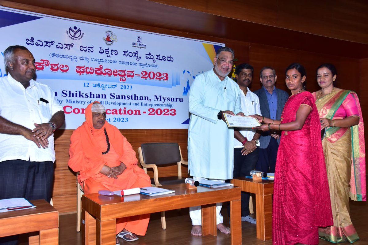 mahavidyapeetha's tweet photo. Skill Convocation 2023 programme of JSS Jan Shikshan Sansthan was held on 12th Oct 2023 at Sri Rajendra Auditorium, Mysore in the divine presence of HH Mahaswamiji. Sri T S Srivatsa, MLA was the Chief Guest. Sri Tanveer Sait, MLA and former minister distributed the certificates. https://t.co/sFJbb9m7wd