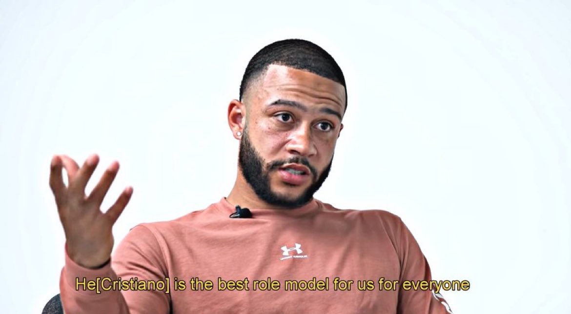 🎙️ Reportero: "Depay, ¿quién es tu ídolo en el mundo del fútbol?"

🗣️ Depay: "Cristiano Cristiano, siempre ha sido mi héroe. Es el mejor jugador del mundo".

🎙️ Reportero: "¿Qué tiene de especial Cristiano?"

🗣️ Depay: "Es de clase mundial. Quiero decir, como futbolista, ningún