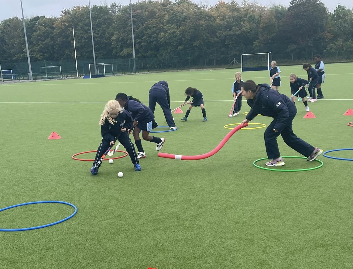 LaxtonJunior's tweet photo. Year 4 children enjoyed a great Hockey session where possession was key. The players demonstrated impressive stick skills as they weaved in, out and over the obstacles as well as dodging the noodles of interception! #WeAreLJS #Fun @OundleSport @OundleSchoolHC https://t.co/iFqeWJTtCr