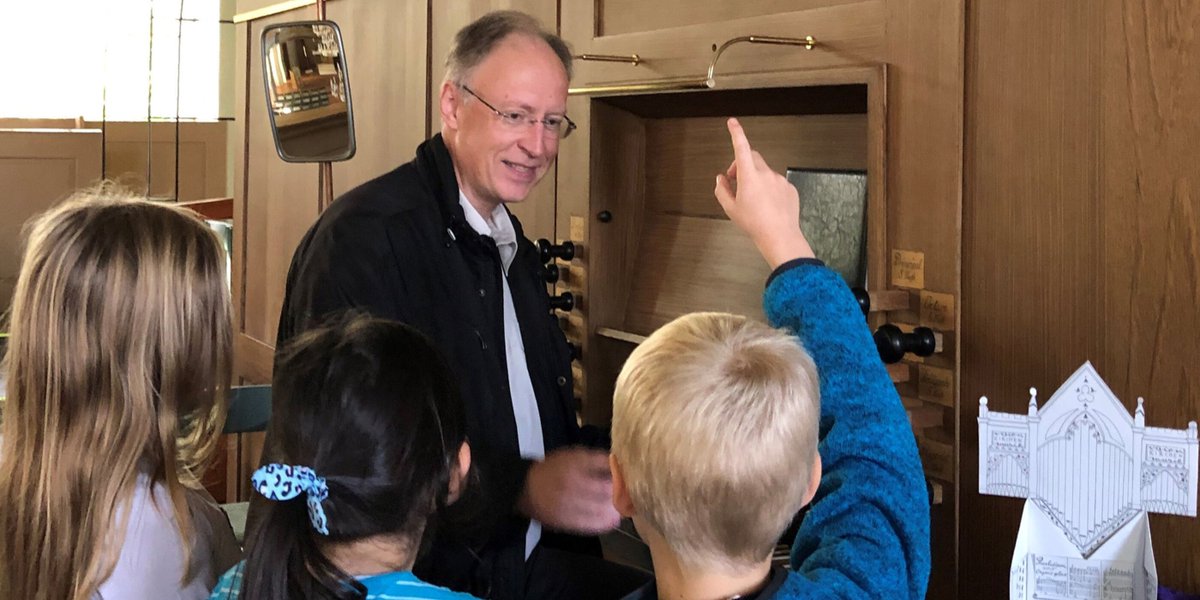 kirchehannovers's tweet photo. Geräusche wie Bär, Vogel oder Schlange: #Orgeln bieten eine unglaubliche #Klangvielfalt. Die haben auch in #Dransfeld Schulklassen entdeckt: ➡️ https://t.co/VFp3dgXtqA 🎶 https://t.co/H9GVHJ8SPq
