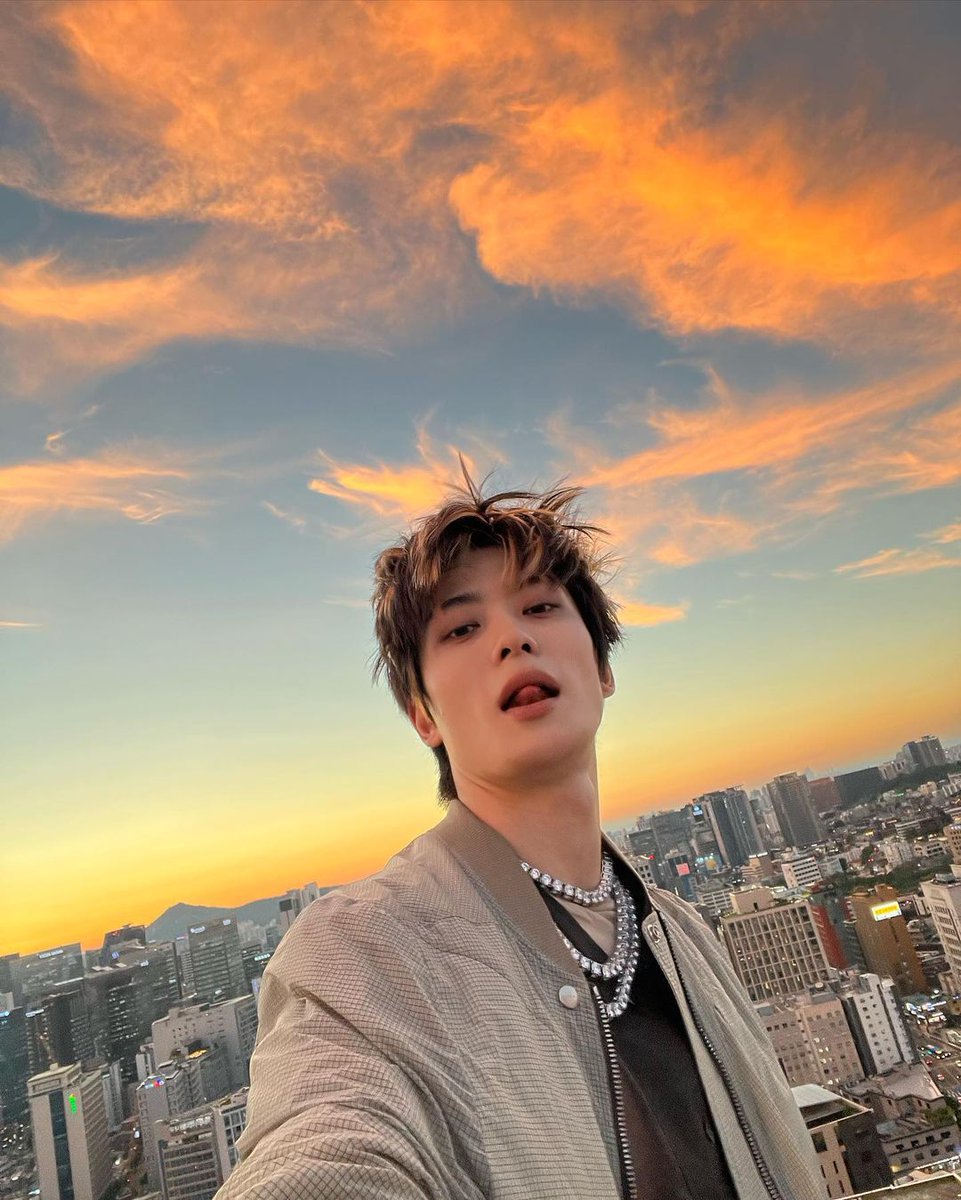 Jefrreiy's tweet photo. As the sun kissed the horizon, I couldn't resist capturing this epic moment. The sky painted in fiery hues, the cool breeze ruffling my hair, life feels pretty darn fantastic right now. So here I am, embracing the cool factor, taking in the warm glow, throwing up a casual pose. https://t.co/EiVgNuRPuO