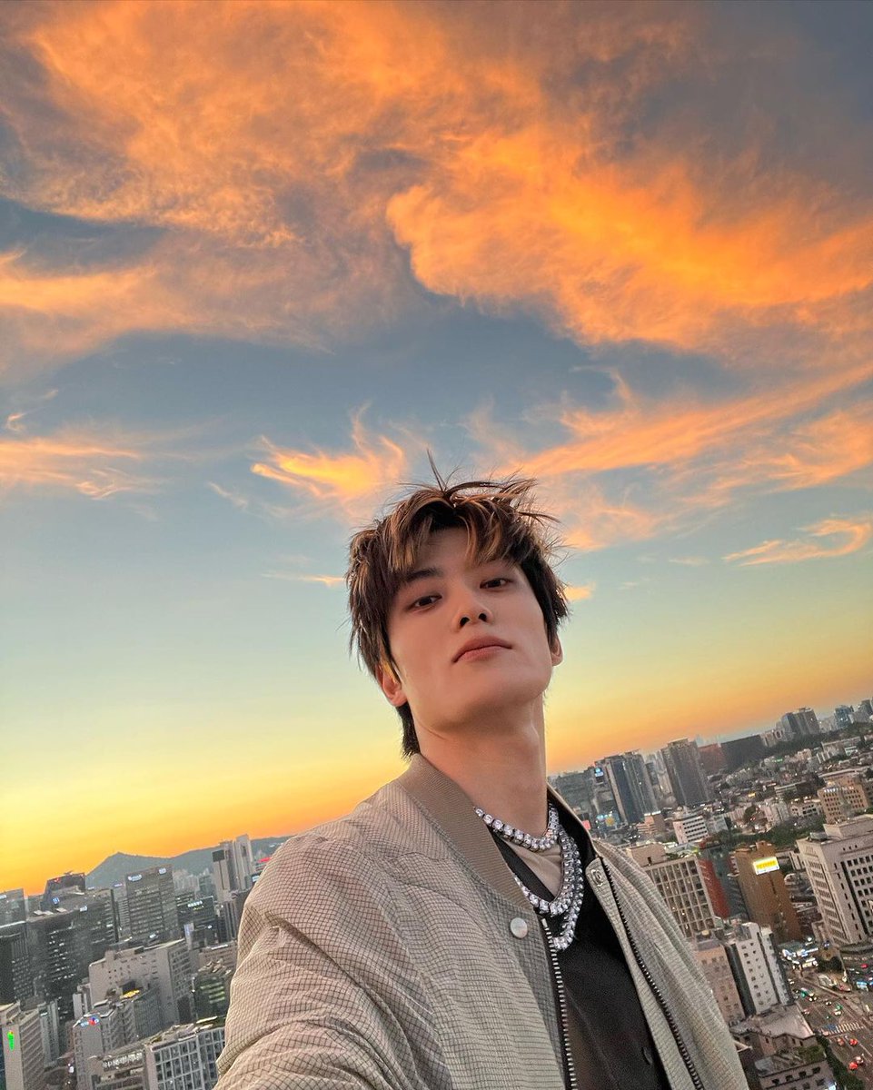 Jefrreiy's tweet photo. As the sun kissed the horizon, I couldn't resist capturing this epic moment. The sky painted in fiery hues, the cool breeze ruffling my hair, life feels pretty darn fantastic right now. So here I am, embracing the cool factor, taking in the warm glow, throwing up a casual pose. https://t.co/EiVgNuRPuO