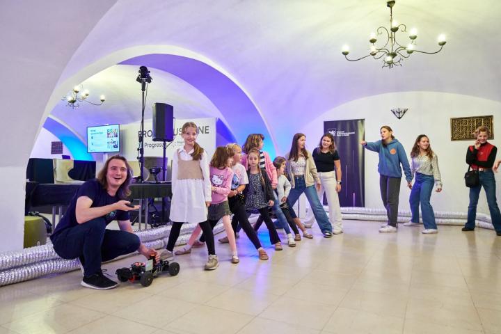 CIIRCCTU's tweet photo. S Dětskou univerzitou @CVUTPraha jsme se účastnili #SingularityU #Czech #Summit. Hlavní téma? Umělá inteligence!
🤖 Děti objevovaly svět techniky díky exponátům od nás, @CVUTFEL a Fakulty stavební ČVUT. Od lego robotů po diskuse s experty na #AI.
👀 ➡️ https://t.co/a4P9kJ4Fdl https://t.co/ZBzXCNXDw1