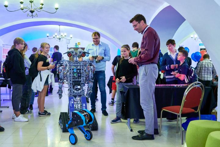 CIIRCCTU's tweet photo. S Dětskou univerzitou @CVUTPraha jsme se účastnili #SingularityU #Czech #Summit. Hlavní téma? Umělá inteligence!
🤖 Děti objevovaly svět techniky díky exponátům od nás, @CVUTFEL a Fakulty stavební ČVUT. Od lego robotů po diskuse s experty na #AI.
👀 ➡️ https://t.co/a4P9kJ4Fdl https://t.co/ZBzXCNXDw1