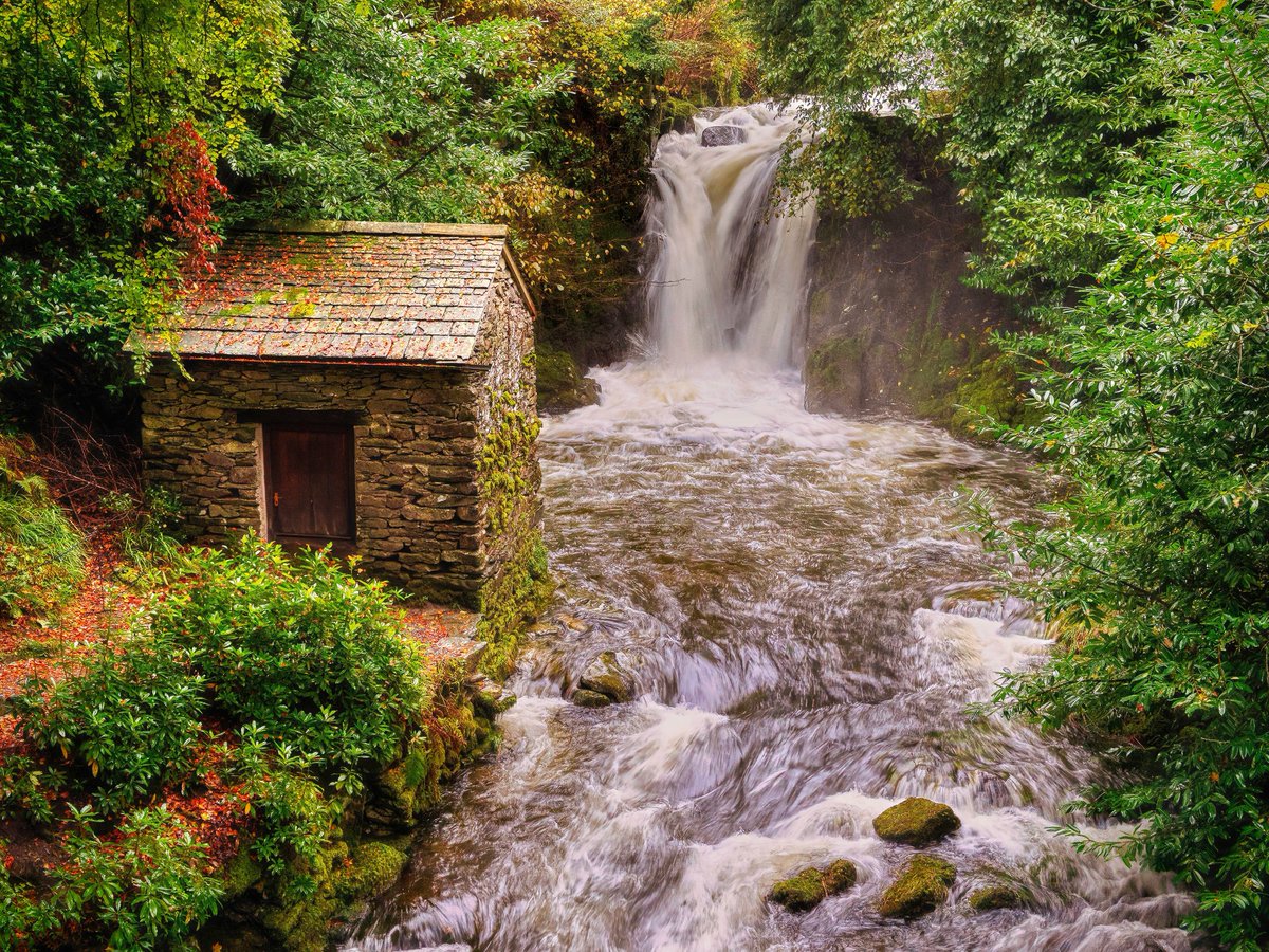 Morning everyone hope you are well. The Grot Rydal built in 1668 and a favourite of William Wordsworth, who lived locally at Rydal Mount. A beautiful setting although still not very autumnal yet. Have a great day. #LakeDistrict <a href="/keswickbootco/">Keswick boot co</a>