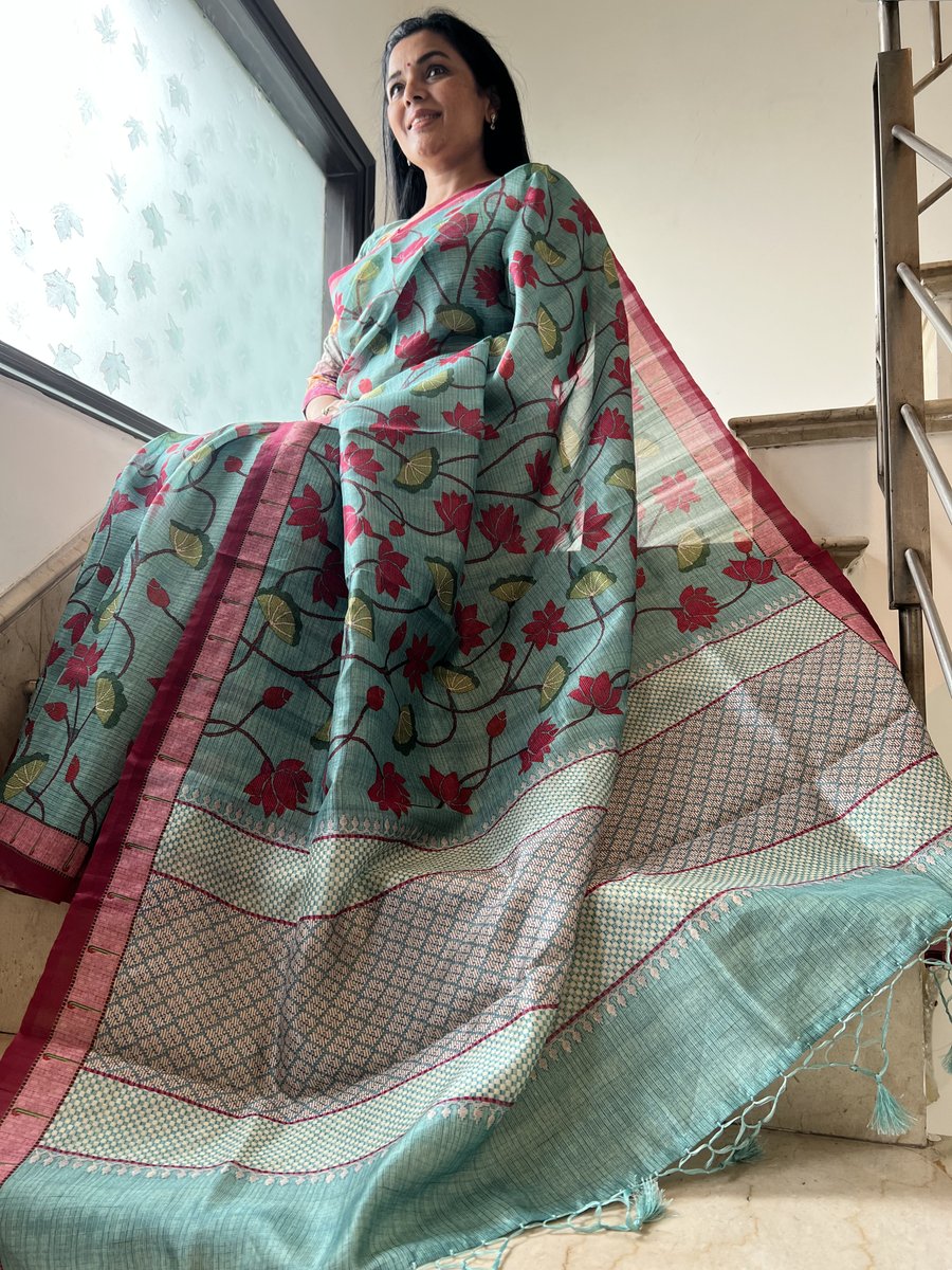 sohumsutras's tweet image. "Stepping into a world of elegance with this mesmerizing Kota Doria print.
Happy shopping!
For more details, contact us on:
WhatsApp +919810530027. ( wa.me/message/IMETRH… )
OR
linktr.ee/sohum_sutras #SareeStories #DigitalPrintMagic #TimelessElegance #DigitalPrintedSaree