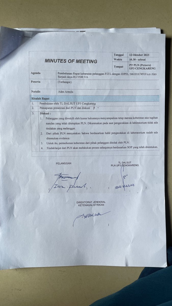 Hi <a href="/pln_123/">PT PLN (Persero)</a>, rumah sy dituduh menggunakan segel ilegal oleh PLN UP3 Cengkareng dan wajib bayar denda 33jt. Seumur2 yg cek meteran sejak kami tinggal di rumah ini dr dulu adl staff PLN. Kmdn kami meminta bukti tertulis pengecekan pelanggaran, tapi dr PLN tdk mau memberikan (lnjt)