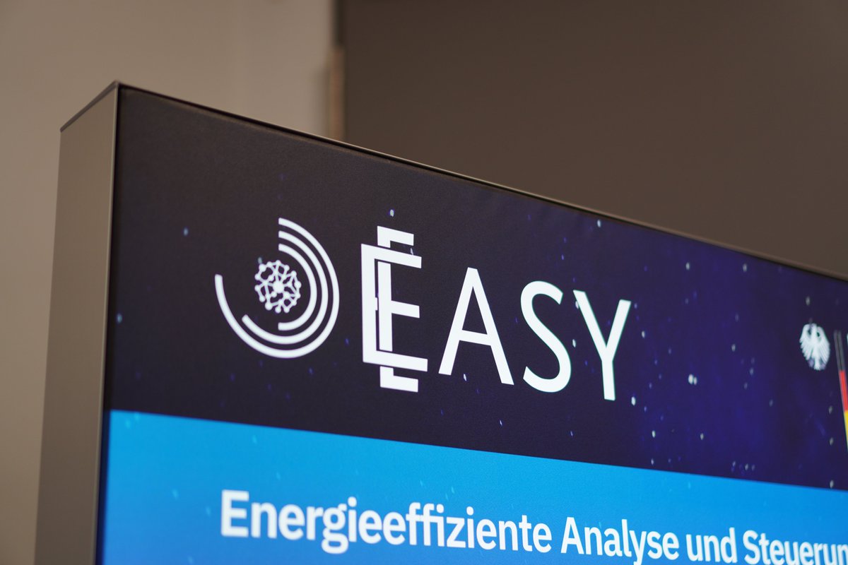 SmartFactoryKL's tweet photo. Diese Woche fand das erste Meilensteintreffen im #Projekt #EASY bei uns in #Kaiserslautern statt. Neben detaillierten Absprachen zu den Arbeitspaketen stand das Kennenlernen und #Netzwerken im Vordergrund. Die Führung durch unsere #SharedProduction hat alle begeistert! https://t.co/psODlZez4p