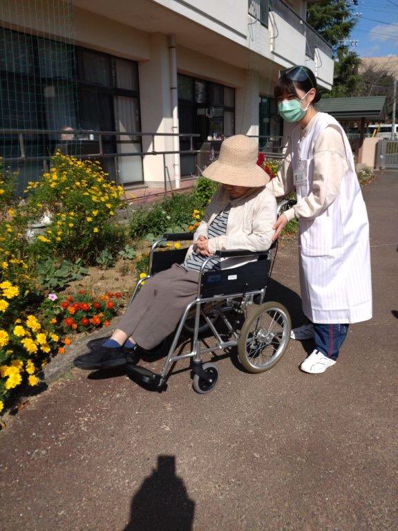 jujinosono's tweet photo. 看護実習の最終日です。お天気が良いので中庭へお散歩に出かけました。
#浜松市　#特養　#介護　#看護実習 https://t.co/LD0g5nuhzO