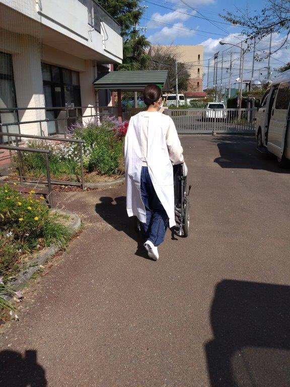 jujinosono's tweet photo. 看護実習の最終日です。お天気が良いので中庭へお散歩に出かけました。
#浜松市　#特養　#介護　#看護実習 https://t.co/LD0g5nuhzO