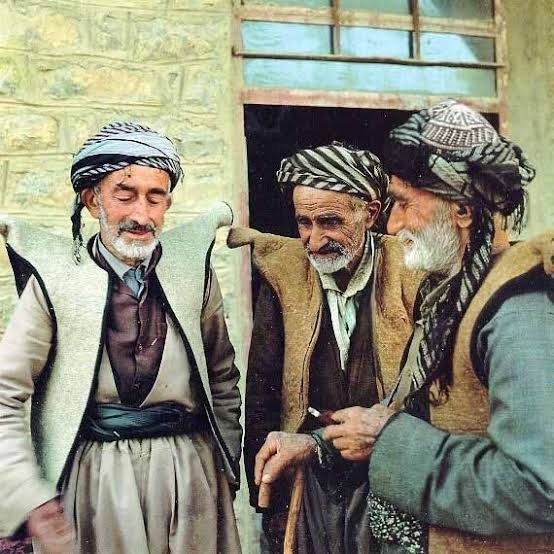 brahimaluci's tweet photo. Mirovê bêpişt e, ne titişt e.

Mirovê bêdê, mîna çiyayê bêav e.

Mirovê bêbav, mîna çiyayê bêrê ye.

Mirovê bêbawerî, riya wî rast nabe.

Mirovê bênijad, mîna kerê piştkul e.

Mirovê bêxwedî heye, lê malê bêxwedî tuneye.

Mirov tevdîran dike, Xweda teqdîran dike.

Gotinên pêşiyan https://t.co/t77TP8UwEu