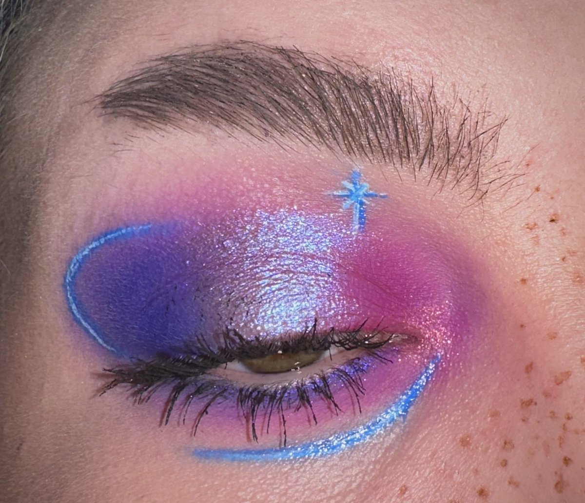 _b_e_a_n__'s tweet photo. will forever be obsessed w #kaleidosmakeup because…like..come on… 

💙🩷:
#kaleidos escape pod palette, eyeliner (night of creation) blush (hotshot), space age highlight (mars melter)
💚🩷:
#kaleidos flower pink palette, blush (angel wings), space age highlight (solar sailor) https://t.co/jlPjv6QwTV