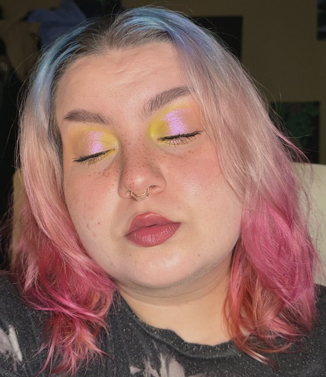_b_e_a_n__'s tweet photo. will forever be obsessed w #kaleidosmakeup because…like..come on… 

💙🩷:
#kaleidos escape pod palette, eyeliner (night of creation) blush (hotshot), space age highlight (mars melter)
💚🩷:
#kaleidos flower pink palette, blush (angel wings), space age highlight (solar sailor) https://t.co/jlPjv6QwTV