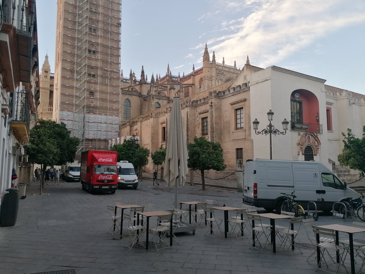 Comienza el día con alegría, porque no hay mejor zona de carga y descarga que el entorno de la Catedral, así da gusto trabajar! Gracias <a href="/Ayto_Sevilla/">Ayuntamiento de Sevilla</a> Y lo que decoran esas mesas!