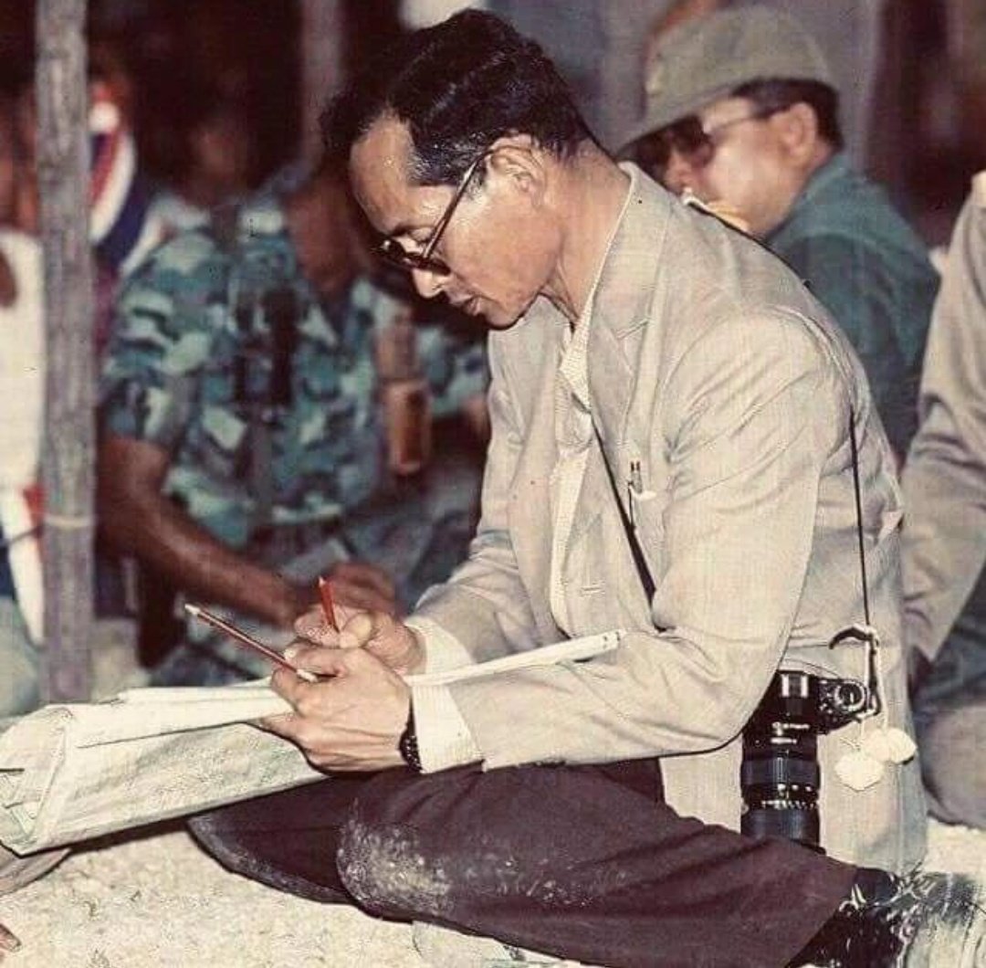 ทรงไม่ถือพระองค์ นั่งทรงงานเคียงข้างประชาชน