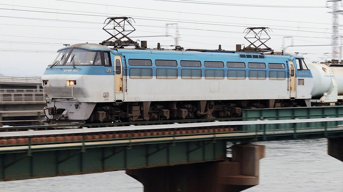 EF66形100番代(前期型)のご案内です。 パンタグラフは上枠・下枠が金属