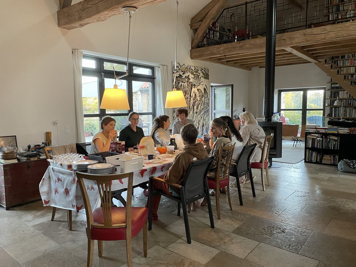 ytjepoppinga's tweet photo. Goedemorgen allemaal! Af en toe een verslagje hoop ik. Ontbijt bij ons, de anderen op hun plekje. Straks eerst even toeristisch bezoekje aan Saint Jean de Côle, dan begint het programma! #RLAV hoe gaat het jullie? Fijne dag 😘🤗🙏 https://t.co/VSEs9x0yEG