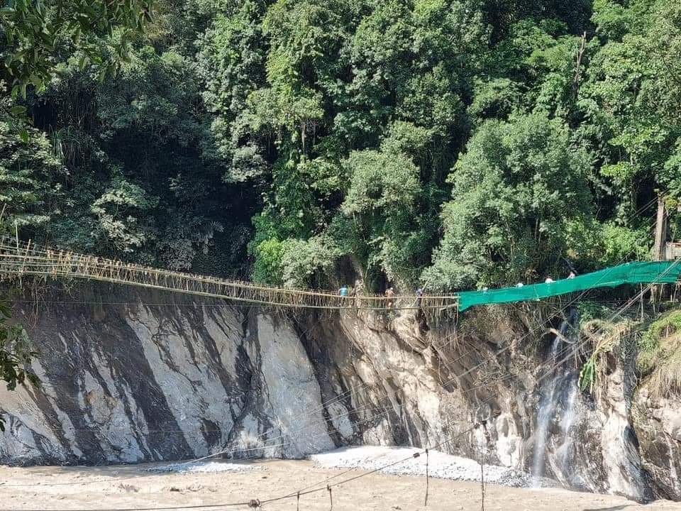 PrajalRegmi's tweet photo. "North Sikkim community rises above adversity, connects a bamboo bridge after a devastating flood. An inspiring example of self-reliance and innovation in action! #Atmanirbhar #CommunityStrength #Sikkim
#lindol #SelfReliance
North https://t.co/KFKUuhpLOr