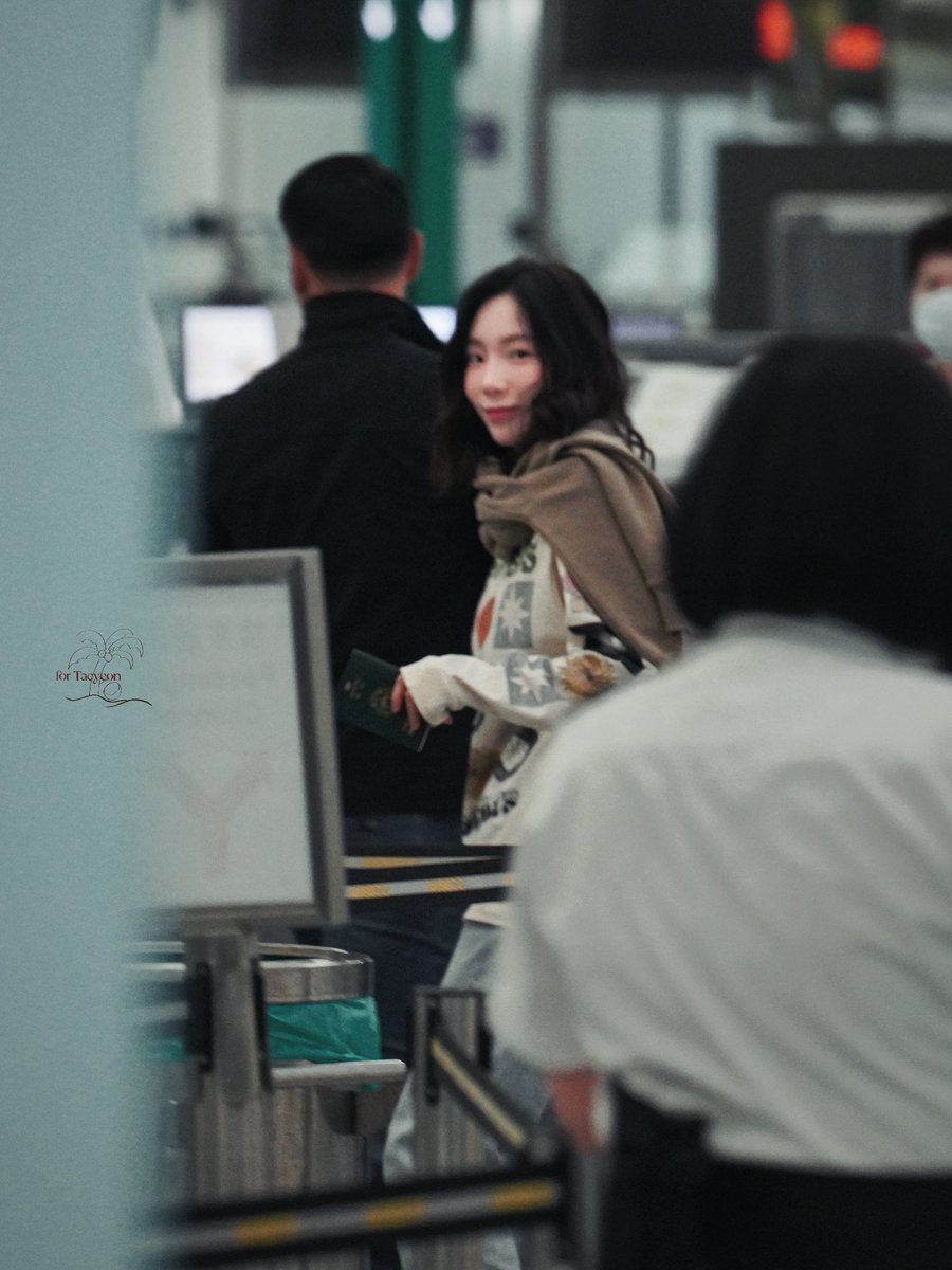 yourcoconutTY's tweet photo. 231012 𝘏𝘒𝘎🛫
我望眼欲穿了
#태연 #Taeyeon https://t.co/5JFniBLPbb