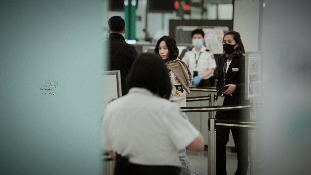 yourcoconutTY's tweet photo. 231012 𝘏𝘒𝘎🛫
我望眼欲穿了
#태연 #Taeyeon https://t.co/5JFniBLPbb