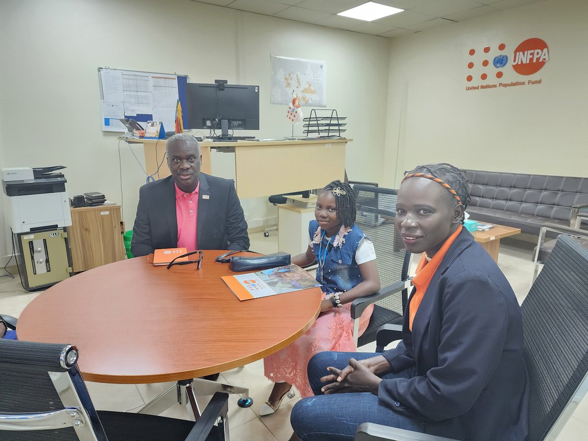 UNFPASouthSudan's tweet photo. The @UNFPA Dr @OlajideDemola handover to Genesis Siapai as the UNFPA Representative for a Day (Rep4ADay) in celebration of #DayOfTheGirl
The girl take-over aims to Empower, Inspire, and Mentor Girls to Learn, Lead and Thrive!
#Rep4ADay
#LetGirlsLead
#Musharaka4Tanmiya https://t.co/1pLVC9oNO6
