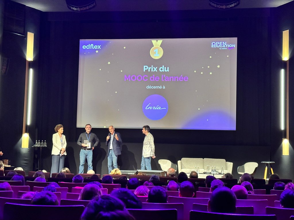 [🏆 #Récompense] Le #MOOC <a href="/Inria/">Inria</a> "Impacts environnementaux du numérique" remporte le Prix "MOOC de l'année" de Open #Education Night d'<a href="/edflex_fr/">Edflex</a>👏 

Bravo à l'équipe d'<a href="/InriaLearnLab/">Inria Learning Lab</a> pour cette belle récompense !