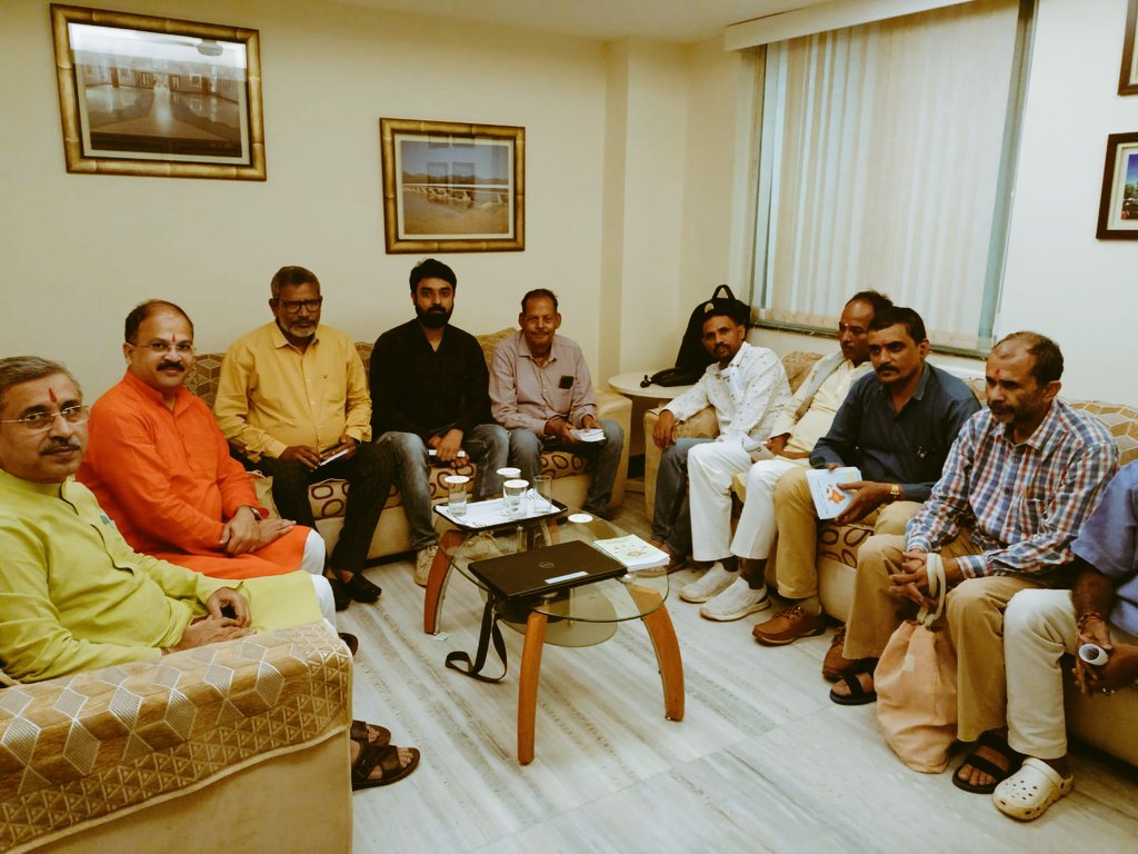 Shambhu_HJS's tweet photo. 🚩 हिन्दू राष्ट्र संपर्क अभियान 🚩

रांची के धर्मप्रेमियों को हिन्दू राष्ट्र स्थापना की आवश्यकता पर @HinduJagrutiOrg के धर्मप्रचारक सद्गुरू  @Nilesh_C13
ने मार्गदर्शन किया ।

✊ हिन्दू राष्ट्र स्थापना के कार्य में योगदान देने के लिए  https://t.co/xhcRxzteDO 
संपर्क : 9011088535 https://t.co/Izb9RsRmh2