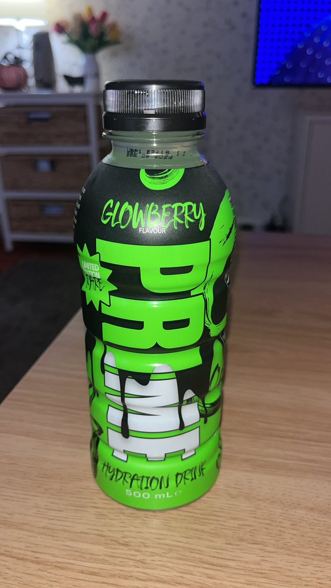 Vicks_92's tweet photo. @BrownlieCorey @prime_tracker @PrimeHydrate Got a UK rare in sports direct yesterday. £3 https://t.co/lkGF7dTIQT