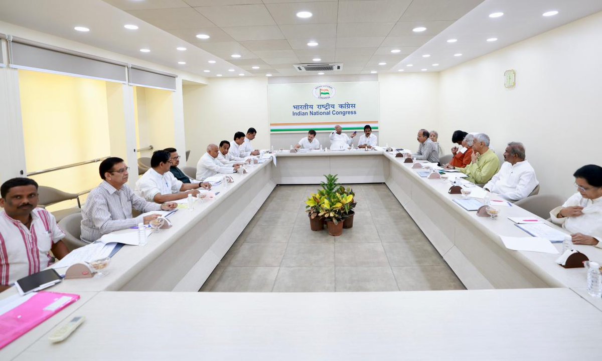 INCMP's tweet photo. दिल्ली स्थित कांग्रेस मुख्यालय में मध्यप्रदेश विधानसभा चुनाव को लेकर कांग्रेस अध्यक्ष मल्लिकार्जुन खड़गे जी के नेतृत्व में बैठक जारी।

इस अवसर पर पूर्व कांग्रेस अध्यक्ष राहुल गांधी जी, अभा. कांग्रेस कमेटी के संगठन महासचिव केसी वेणुगोपाल जी, प्रदेश कांग्रेस अध्यक्ष कमलनाथ जी एवं मप्र कांग्रेस के प्रभारी महासचिव रणदीप सुरजेवाला जी सहित कांग्रेस के वरिष्ठ नेता मुख्य रूप से उपस्थित।